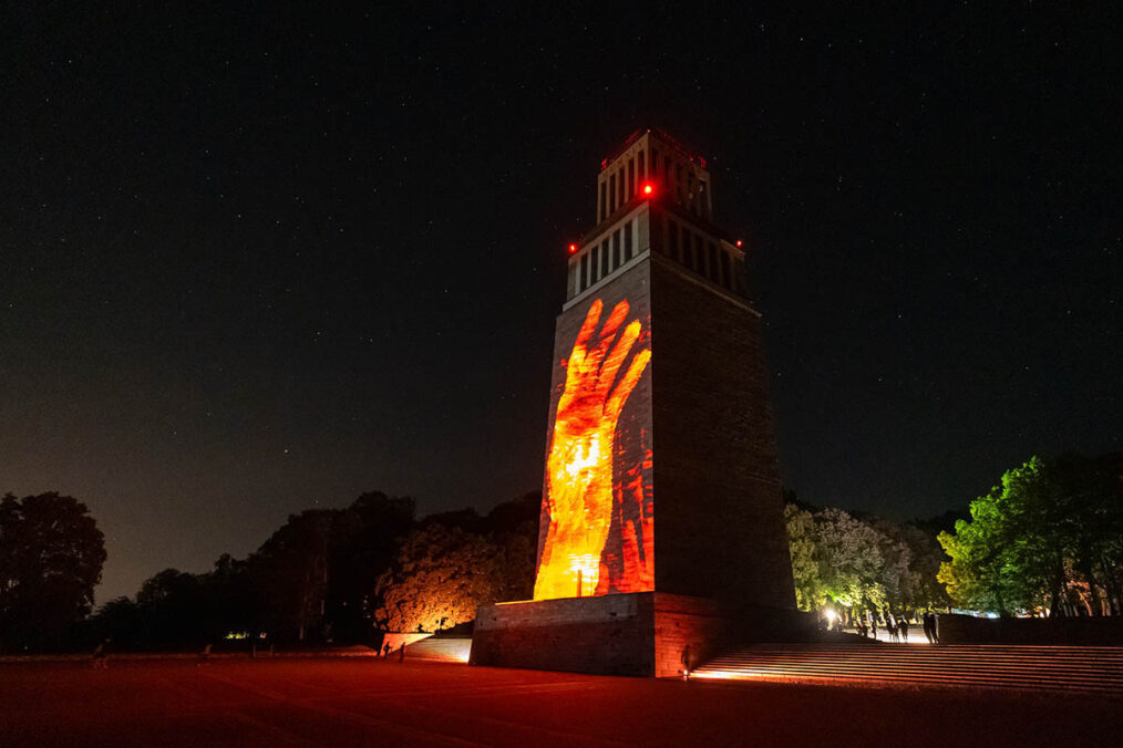 Der Glockenturm - Marina Konther und Martin Etienne mit "Die Stille" © Tristan Vostry, Genius Loci Weimar 2024