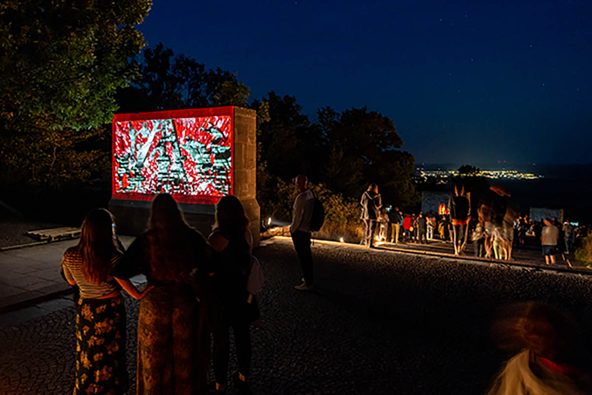 Der Stelenweg - mammasONica mit "Ghostpoets" © Tristan Vostry, Genius Loci Weimar 2024