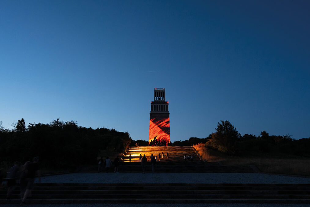 Der Glockenturm - Marina Konther und Martin Etienne mit "Die Stille" © Tristan Vostry, Genius Loci Weimar 2024