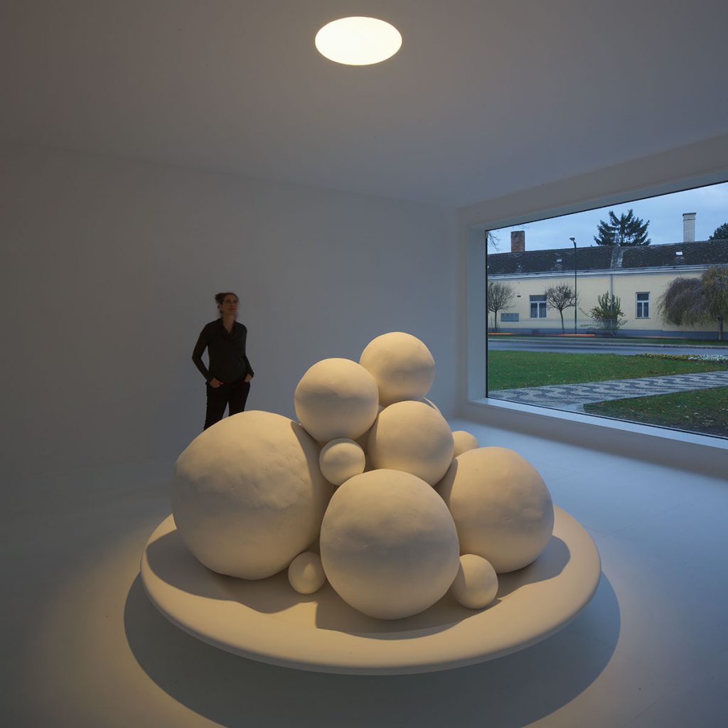 Brut, temporäre Installation, Kunstraum Weikendorf, 2014 / Gips, Sewakryl, Licht, weisse Dispersion (Raum), 140 x 245 cm / Foto: Günter Richard Wett