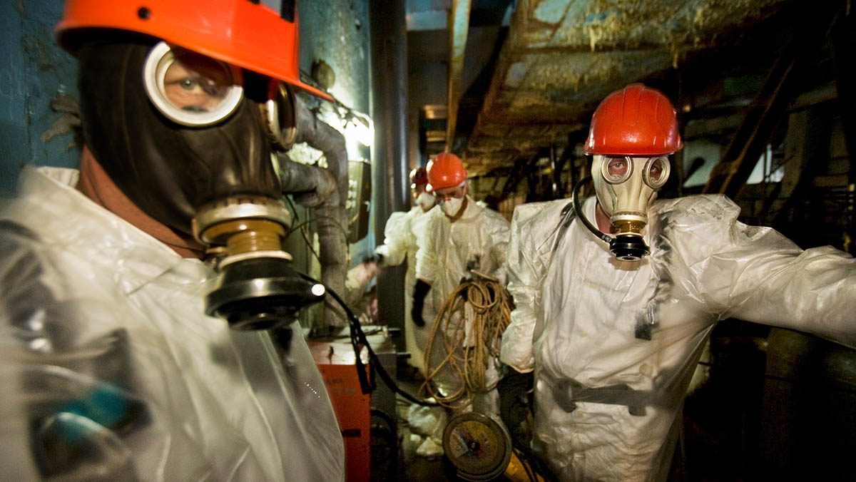 Schuber Arbeiter im Reaktor #4 bei Stabilisierungsarbeiten. Trotz Schutzanzügen können diese nur in 15-Minuten-Schichten das Areal betreten.