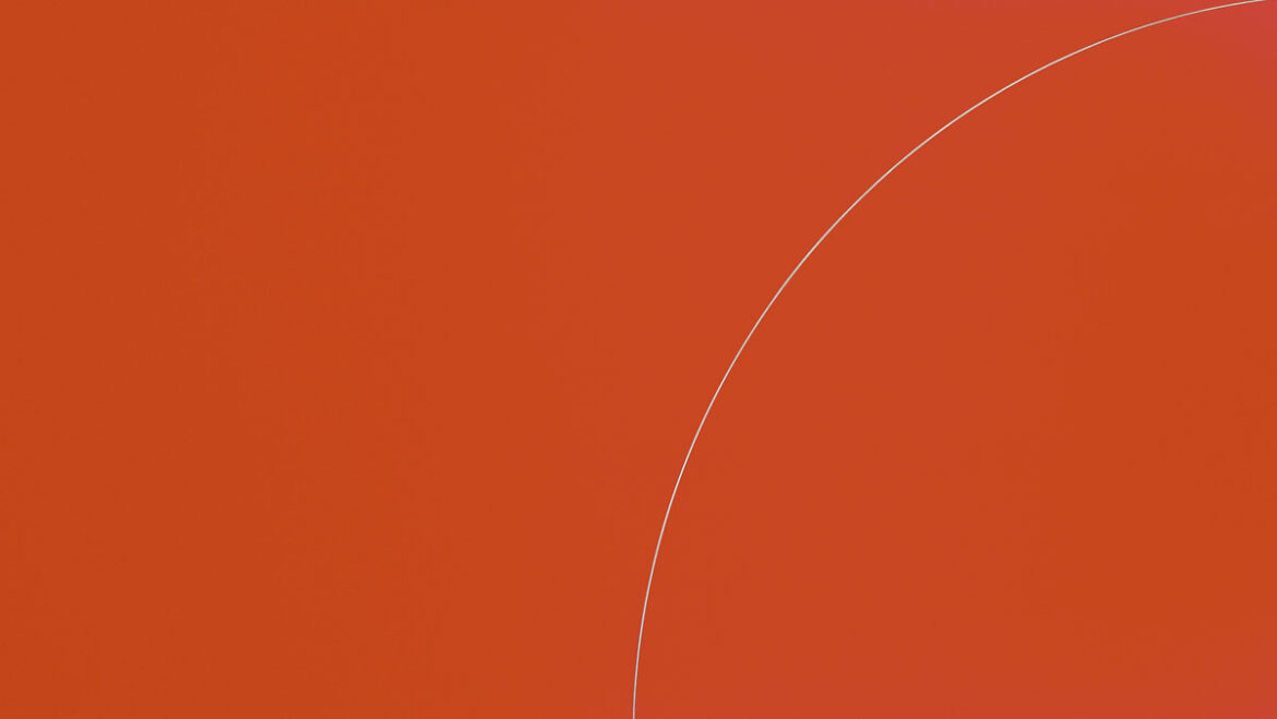 Ausstellung. 90 Jahre Hellmut Bruch Kreisform in Rot, 1984/85, Acrylfarbe auf Edelstahl, geschliffen 140 × 280 × 4 cm HB/Ef 285, Sammlung Liaunig, Inv.-Nr. 2817