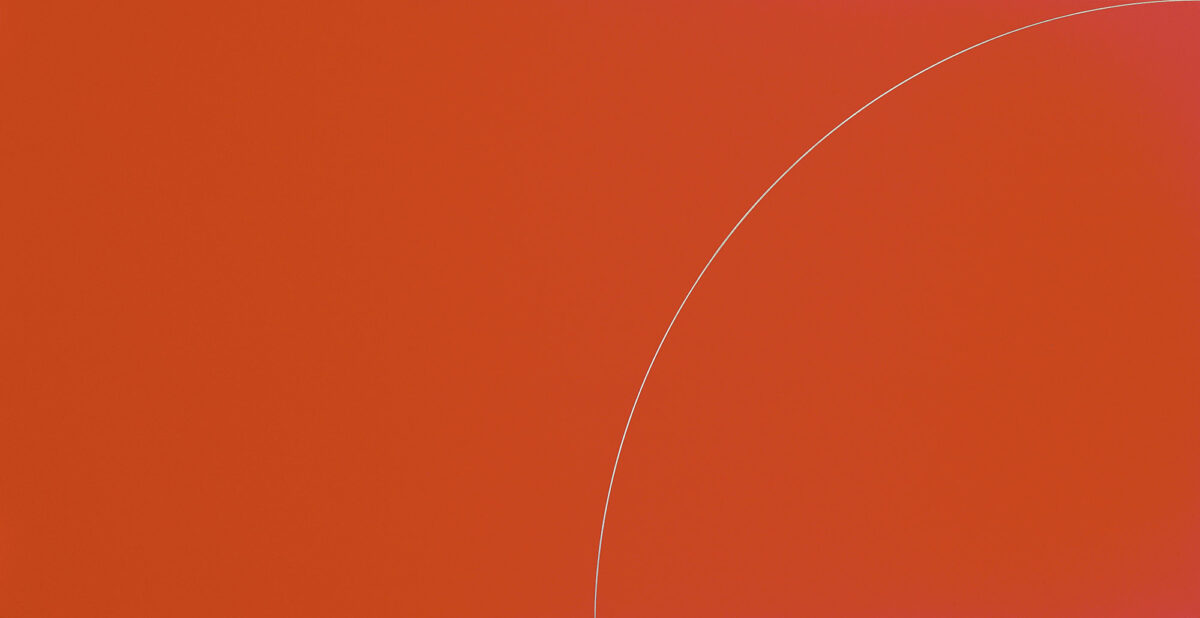 Kreisform in Rot, 1984/85, Acrylfarbe auf Edelstahl, geschliffen 140 × 280 × 4 cm HB/Ef 285, Sammlung Liaunig, Inv.-Nr. 2817