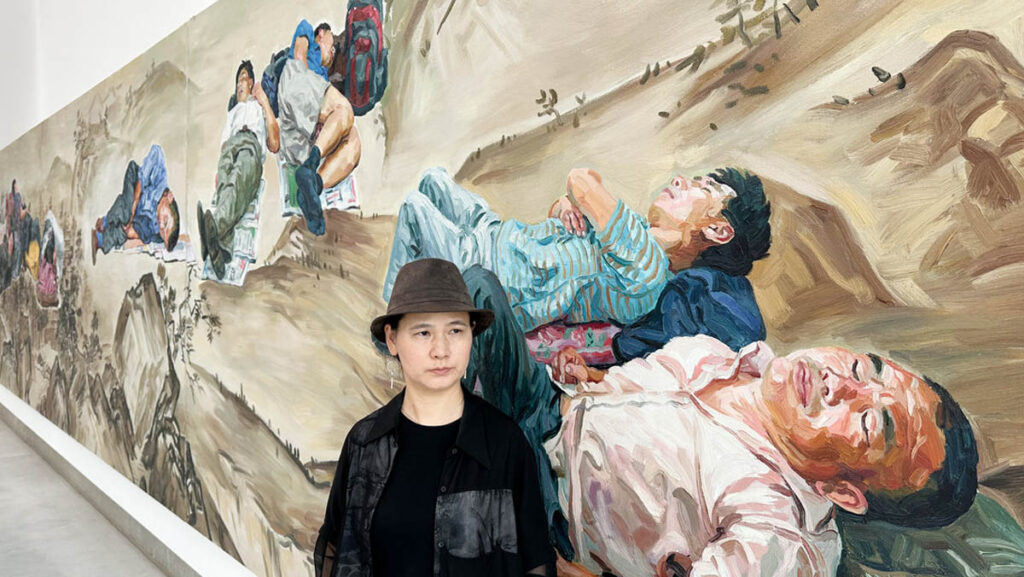 Huang Min vor „View, Review Series 3“, 2010, Öl auf Leinwand, 218x1400cm im Museum Liaunig, Sommer 2023. Foto: Museum Liaunig