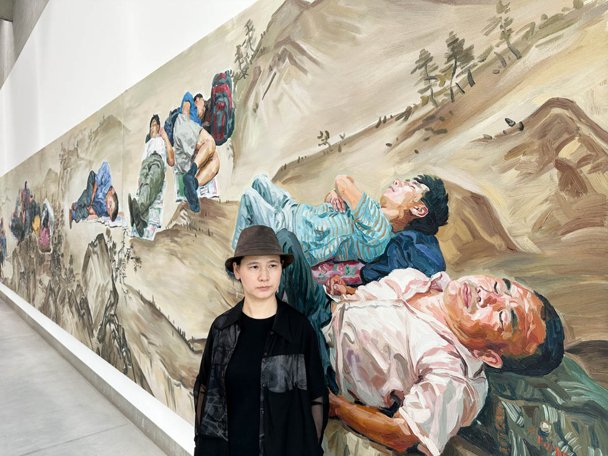 Huang Min vor „View, Review Series 3“, 2010, Öl auf Leinwand, 218x1400cm im Museum Liaunig, Sommer 2023. Foto: Museum Liaunig