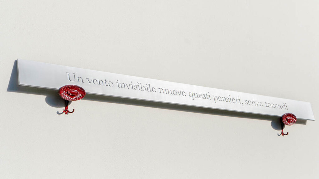 Spectrum n°2, 2025. Engraving on aluminum, ornamental hooks in painted iron. Commissioned for Rome Fiumicino “Leonardo da Vinci” Airport, Terminal 5. 400 x 250 cm. © Camilla Gurgone