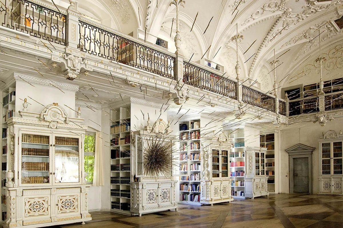 Olga Titus & Käthe Schönle, ad fontes, Installation in der Bibliothek von Schloss Salem (D) 2010 © Käthe Schönle