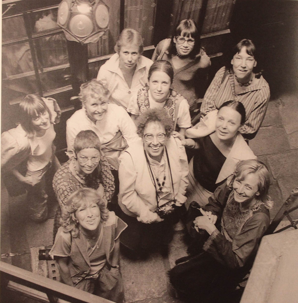 Gruppenfoto im Hof des Griechenbeisl, 1978, v.l.n.r.: Margot Pilz, Jana Wisniewski, Angelika Kaufmann, Christa Hauer, Erika Ebner, Inge Dick, Erika Leitner, Linda Christanell, Christine Heuer, Doris Lötsch, Eva Atschko (Foto aus der Publikation Freischwimmen von Karin Mack).