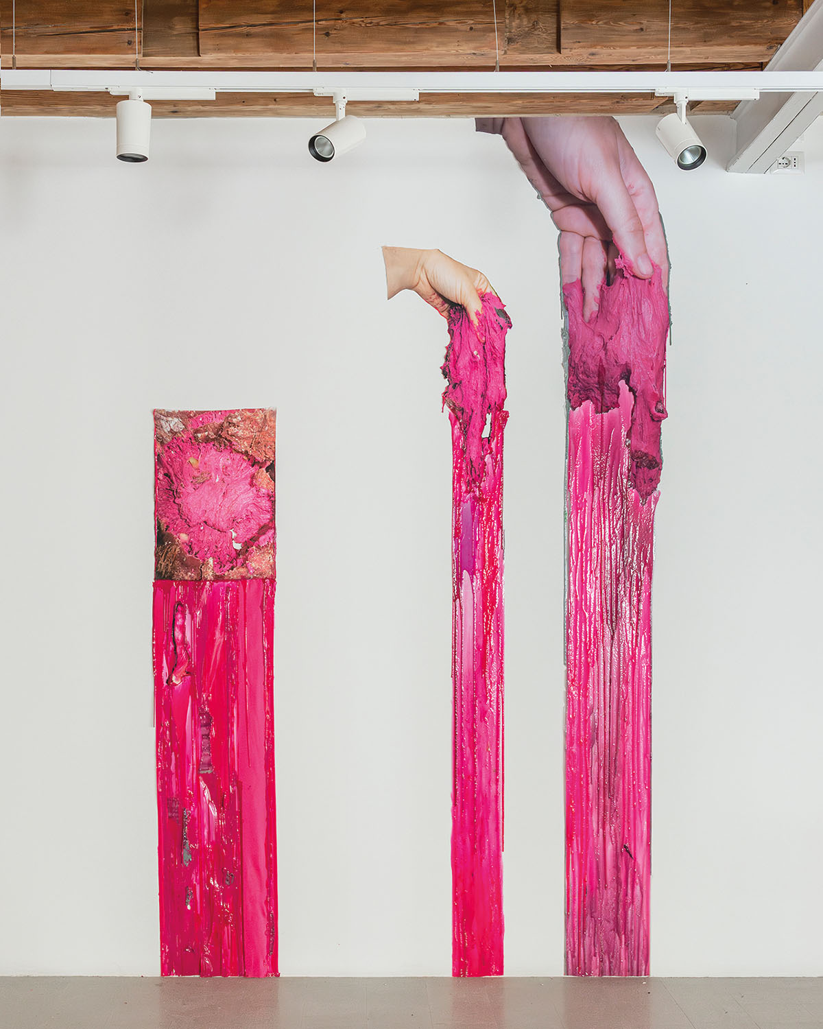 Liza Dieckwisch, KNEAD, 2025, stoffa (stampata), silicone, pigmento, nastro. Installation view KNEAD, Fondazione Pastificio Cerere 2025. Courtesy Fondazione Pastificio Cerere. Credits: Carlo Romano.