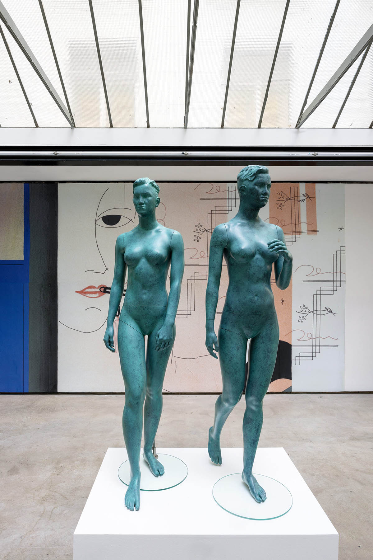 Faux Verdigris Statue (Zoya) I & II, 2024 Fiberglass mannequin, acrylic and oil paint, wax, stand,
Courtesy of Galerie Buchholz, Berlin/Cologne/New York.
Lucy McKenzie, Orchestrion, fjk3—Contemporary Art Space, 2025. Photo: Lisa Rastl