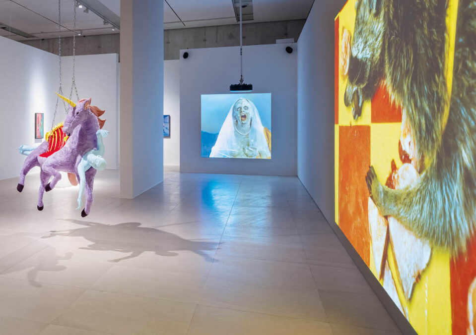 Marianna Simnett, Installationsansicht, Prayers for Roadkill (Unicorn), 2022; Leda Was a Swan, 2025, © Courtesy the artist und Société, Berlin, Foto: Henning Krause