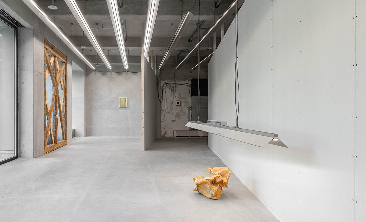 Installation view eva hesse, lukas heerich, rindon johnson, 2026. Courtesy of max goelitz and Hauser & Wirth. Copyright of the artist Photo: Dirk Tacke