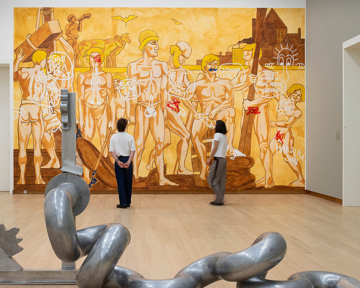 Lucy McKenzie, If It Moves, Kiss It, 2002 (wandschildering). Collectie Stedelijk Museum Amsterdam, donatie Thomas Borgmann 2016. Eduardo Paolozzi, Neo-Saxeiraz, 1966 (sculptuur). Collectie Stedelijk Museum Amsterdam. In Beyond the Manosphere — Masculinities Today, 2026. Stedelijk Museum Amsterdam. Foto: Peter Tijhuis