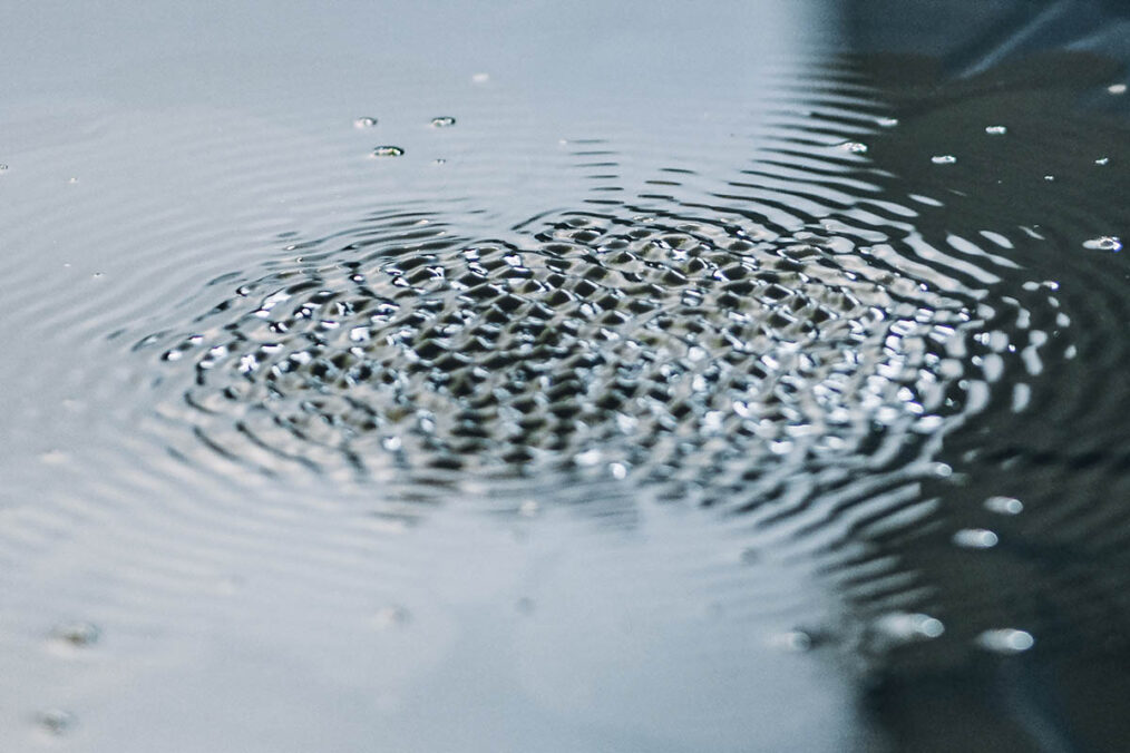 Detailansicht der Wasseroberfläche während der Bildproduktion mit dem Kymatischen Druckapparat für Dialoge | Foto: Miloš Vučićević