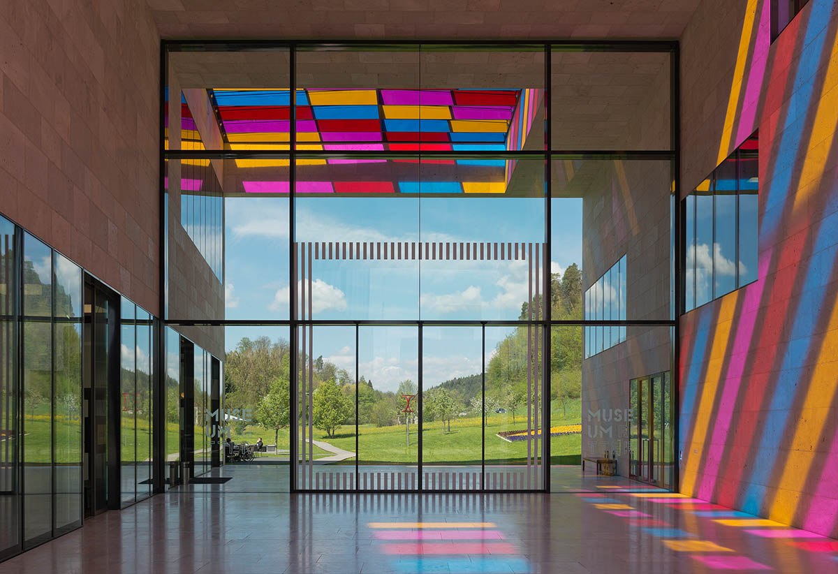 Passage with Photo-Souvenir: Daniel Buren, Broken Square and Projected Colours, works in situ and mobile, 2013 © VG Bild-Kunst, Bonn 2025, photo: Franz Wamhof