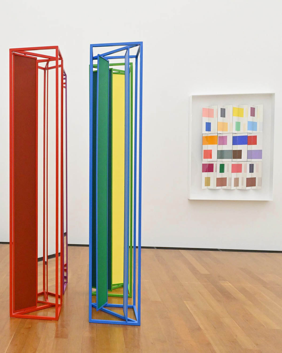 Christian Megert, „Farb-Raum-Ensemble“, 2022 (Detail); „Objekt ID 19“, 2020 © VG Bild-Kunst, Bonn 2026, Foto: Tiziano Berra