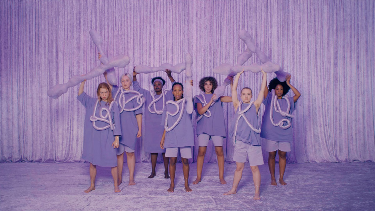 Stephanie Winter “Gestures of Care” (film still), 2021. Mit Nora Wahl, Josefine-Marie-Christine Sternbauer, Louise Deiniger, Imani Rameses, Nada Darwish, Hannah Schranz, Yusimi Moya Rodriguez (v.l.n.r).