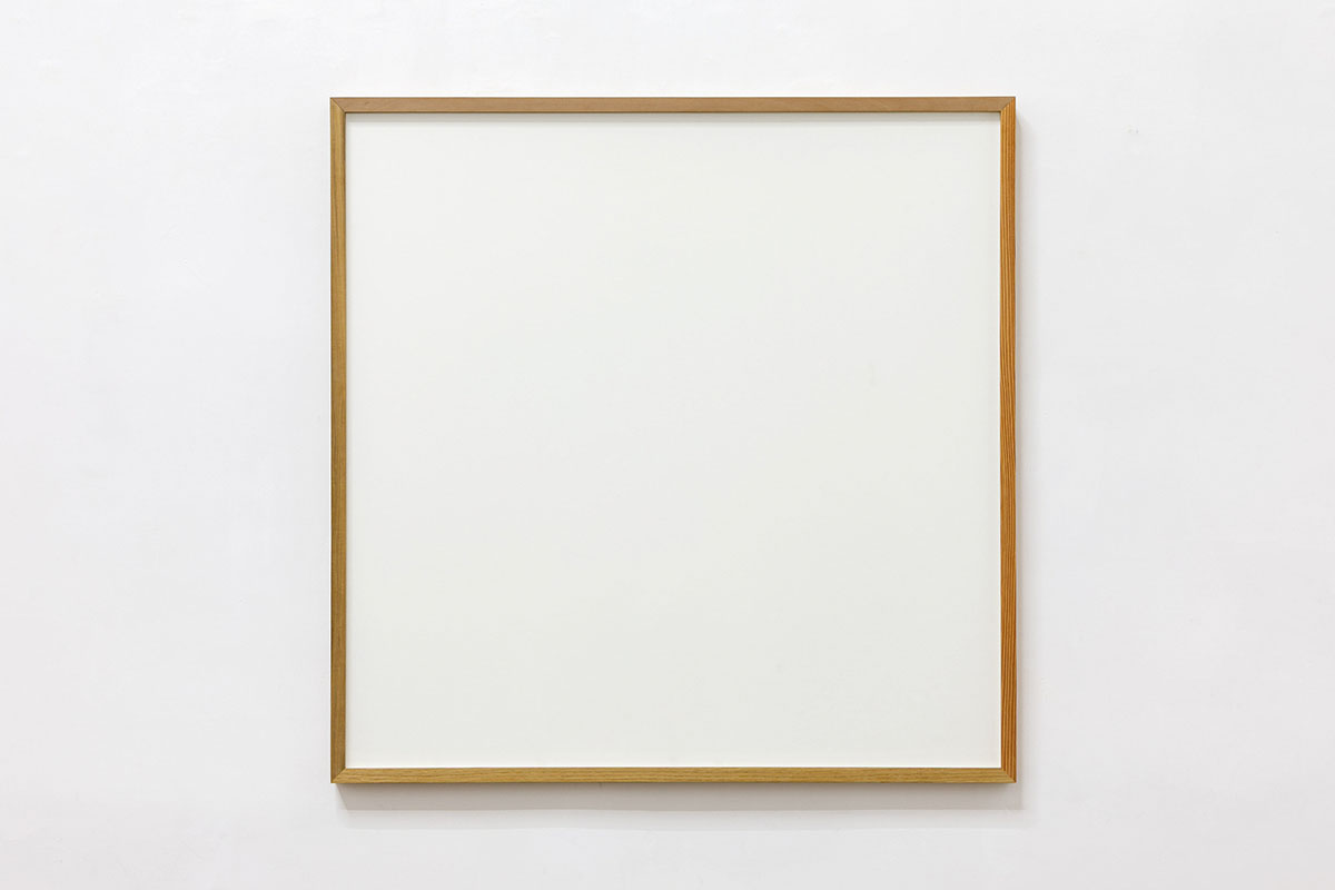 Stéphanie Saadé, Les Quatre Coins du Monde [The four corner of the world], 2018, legno del Nord (Siberia), legno del Sud (Dalmazia), legno dell’Est (Slovenia), legno dell’Ovest (Austria), carta / wood, paper, 93 x 93 x 4 cm. Variazione 3/3 / variation 3/3. Ph: Danillo Donzelli. Courtesy of the artist and Galleria Tiziana Di Caro.