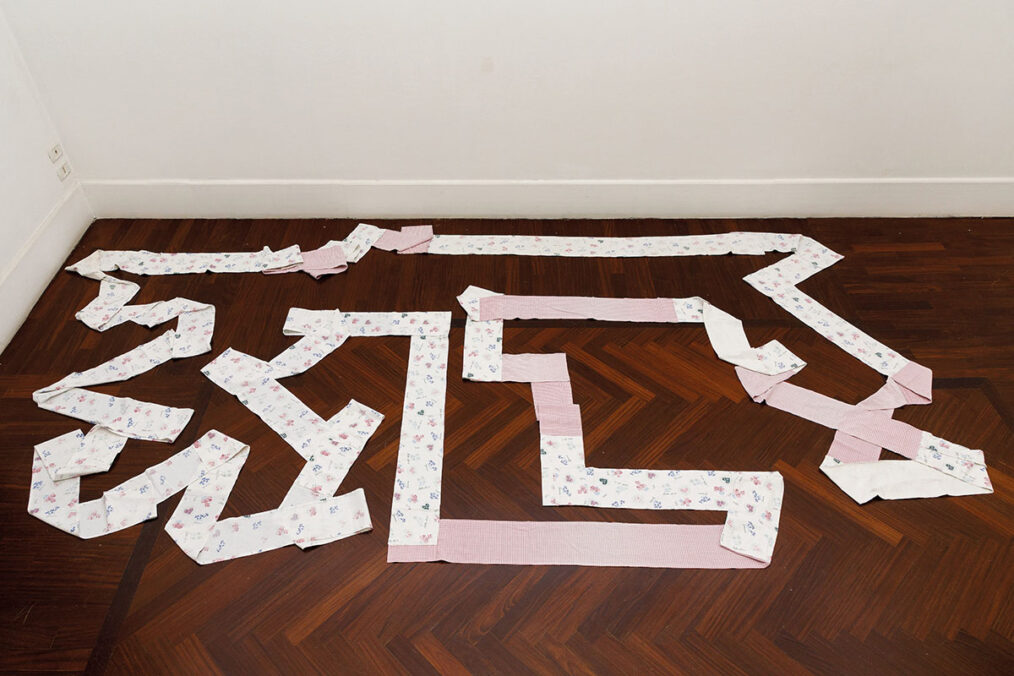 Stéphanie Saadé, Stage of Life, 2022. Installazione, set di biancheria da letto (lenzuolo con angoli, lenzuolo liscio, copripiumino, 3 federe), filo / intallation, bed linen set (fitted sheet, plain sheet, duvet cover, 3 pillow cases), thread. Dimensioni totali variabili / overall dimention variable. Ph: Danilo Donzelli. Courtesy of the artist and Galleria Tiziana Di Caro