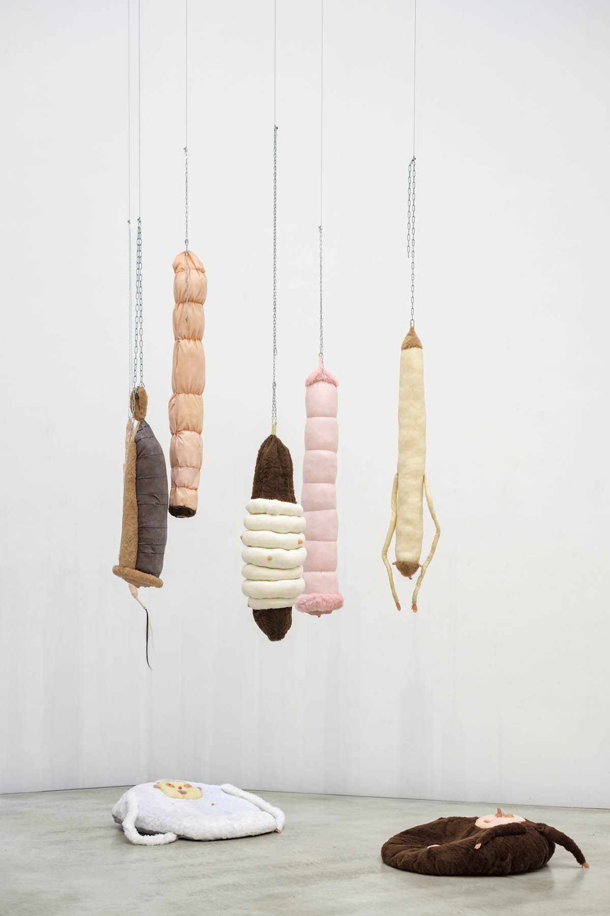 Hanging Worms Installation Diverse Materialien 2023 Foto: Anne Lippert