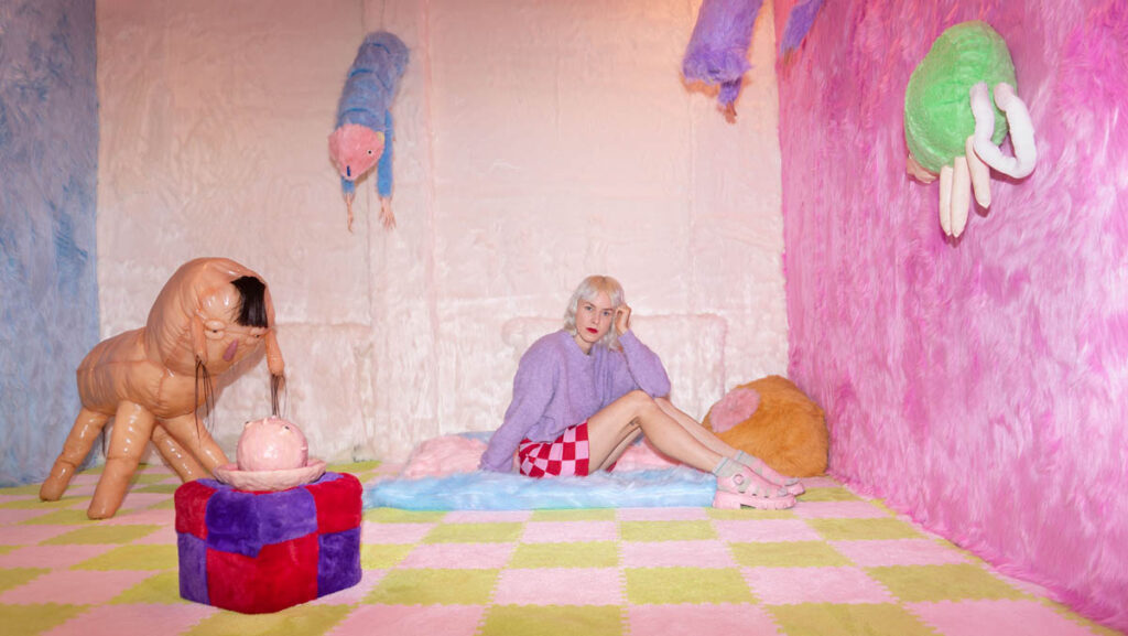 Artistportait, Ich in der Ausstellung „Romantic Mode“ In der Galerie Irrgang Foto: Jana Slaby