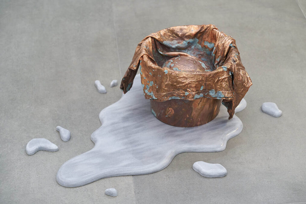 Dirty clothes and water (I), 2022, Copper plated plastic and marble, 80x70x24cm, photo by: Carlo Samuele Cabrini