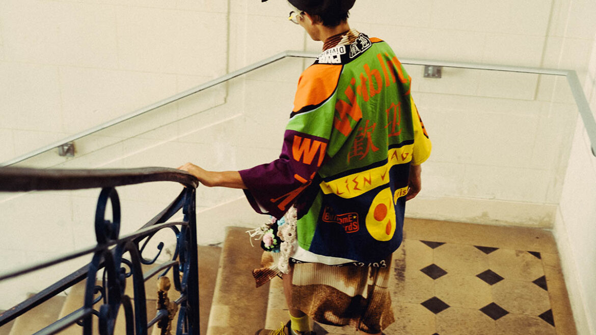 Interview with Lawson Wang Lawson Wang - Portrait from behind on a curved staircase - Photo: Lies Oom