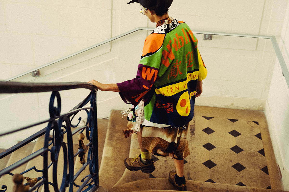 Lawson Wang - Portrait from behind on a curved staircase - Photo: Lies Oom