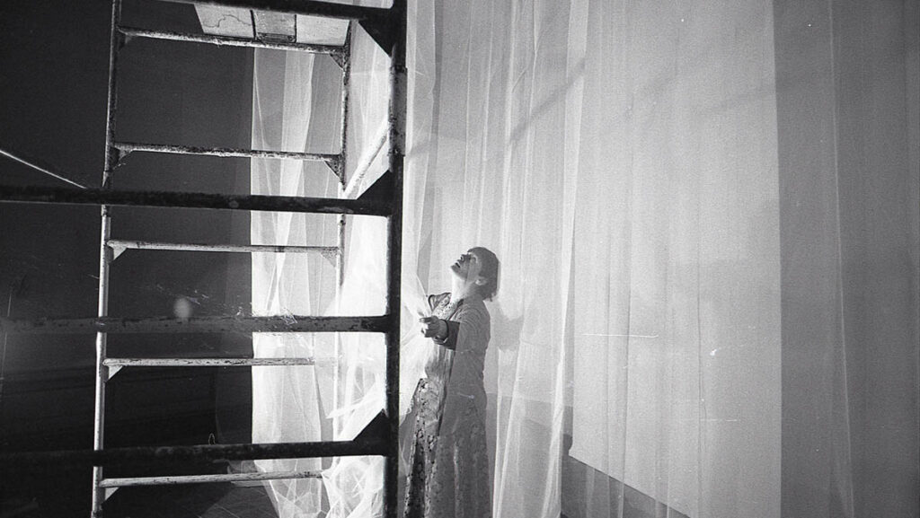 Jacqueline Mesmaeker bei der Installation von Enkel Zicht naar Zee, naar West, Ausstellung Actuele Kunst in België: Inzicht/Overzicht – Overzicht, Museum van Hedendaagse Kunst, Gent, 1979 Foto: Philippe De Gobert, Bildrecht, Wien 2025