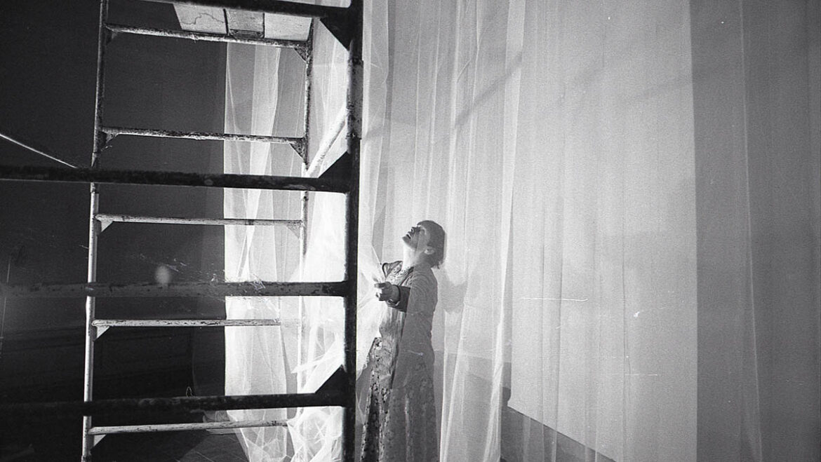 Jacqueline Mesmaeker bei der Installation von Enkel Zicht naar Zee, naar West, Ausstellung Actuele Kunst in België: Inzicht/Overzicht – Overzicht, Museum van Hedendaagse Kunst, Gent, 1979 Foto: Philippe De Gobert, Bildrecht, Wien 2025