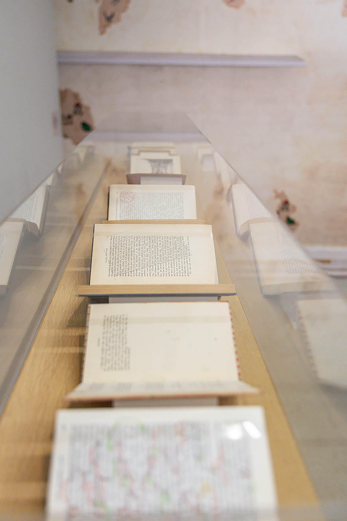Secret Outlines, Jacqueline Mesmaeker, Ausstellungsansicht, Museum der Moderne Salzburg 2025, © Museum der Moderne Salzburg, Foto: wildbild/Herbert Rohrer
