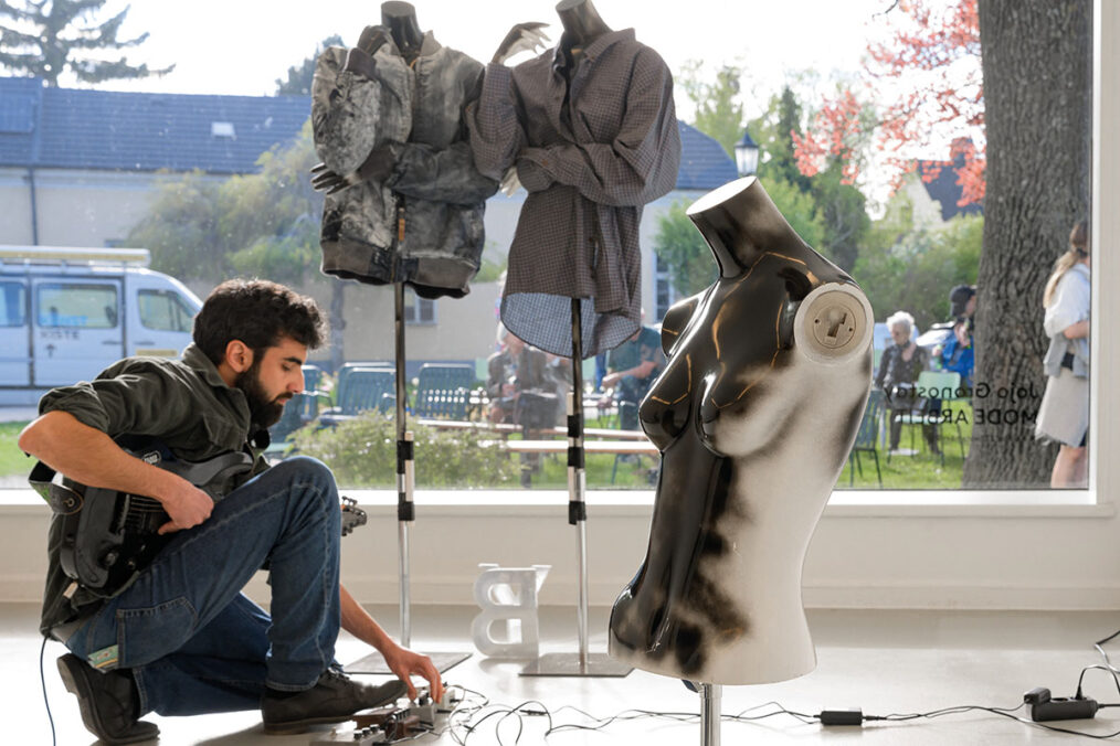 Installation view MODE ARBEIT, Jojo Gronostay, Performance Sami Mandee, Kunstraum Weikendorf, 2026. Photo: Joanna Pianka / Courtesy KOERNOE