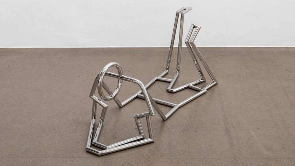 Julian Opie, "Figure 2, position 4.", 2022. Polished stainless steel Unique. 63 x 59 x 166 cm. Installation view: Julian Opie. Krobath Wien 2022. Courtesy: Julian Opie und Krobath Wien. Photo: Rudolf Strobl.