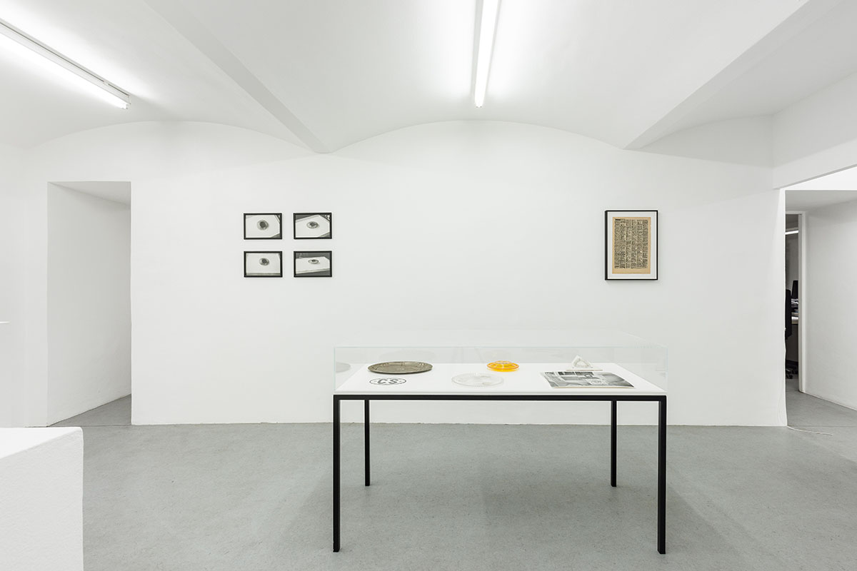 Július Koller Plus Minus U.F.O., Ausstellungsansicht, Galerie Martin Janda, 2022