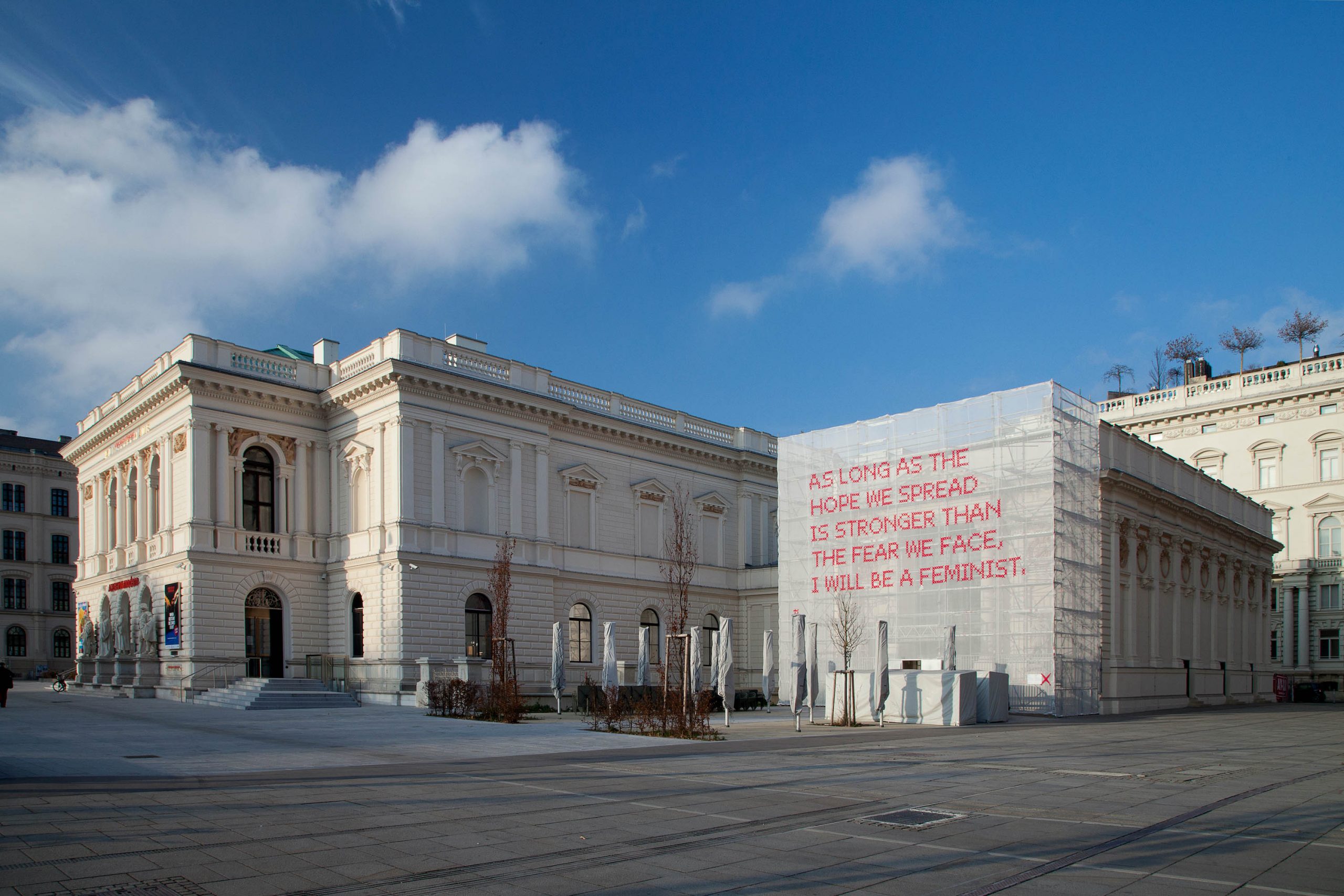 Katharina Cibulka SOLANGE (Netz 14), 2020 Stickerei auf Gerüstschutznetz mit pinkem Tüll und Kabelbinder, 1.400 x 1.500 cm Foto: Michael Strasser