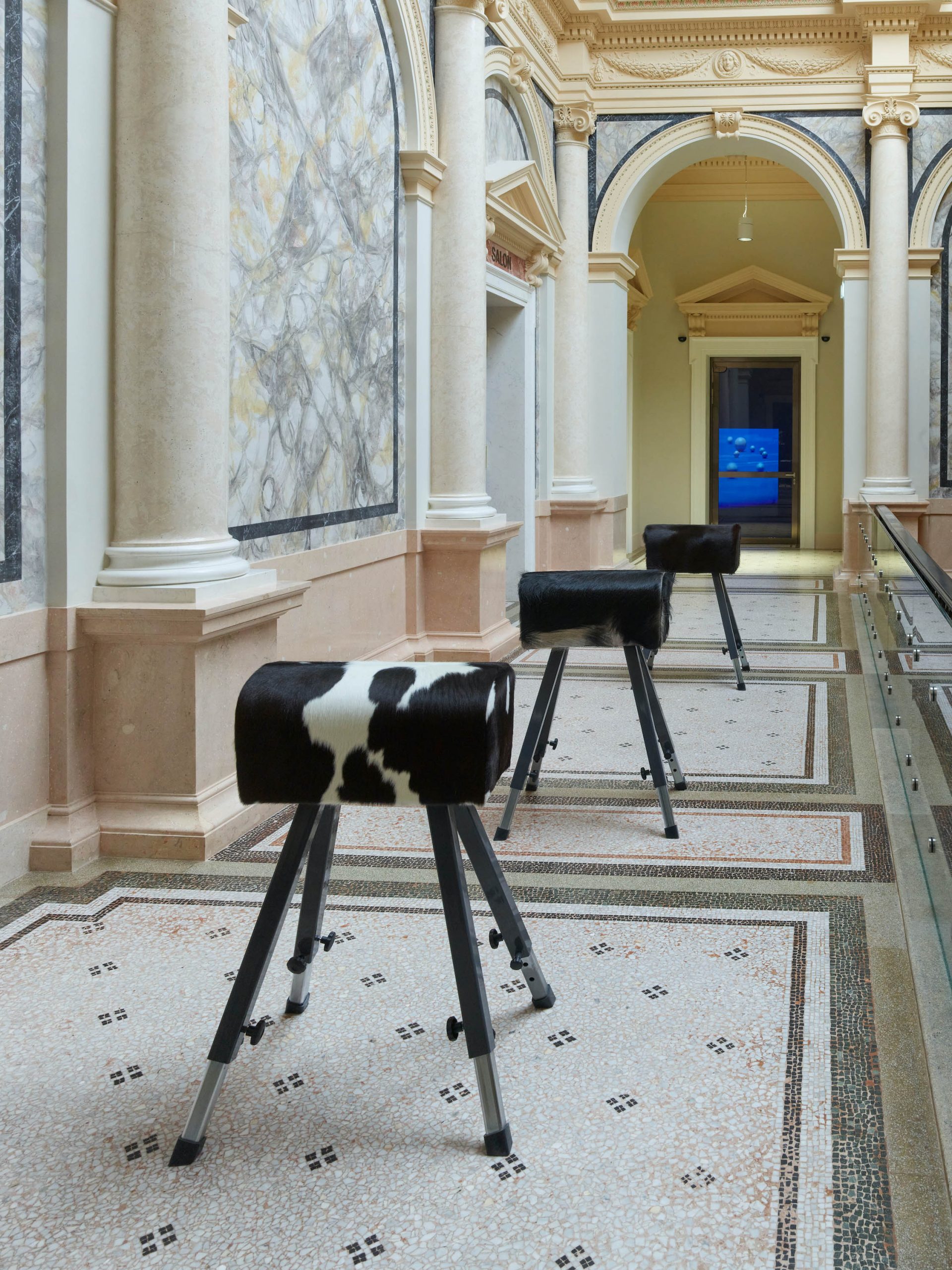 Maja Smrekar 96% of all Mammals on Earth Are Humans and Livestock, 2020 Fell bezogene Turnböcke Installationsansicht Foto: Pascal Petignat