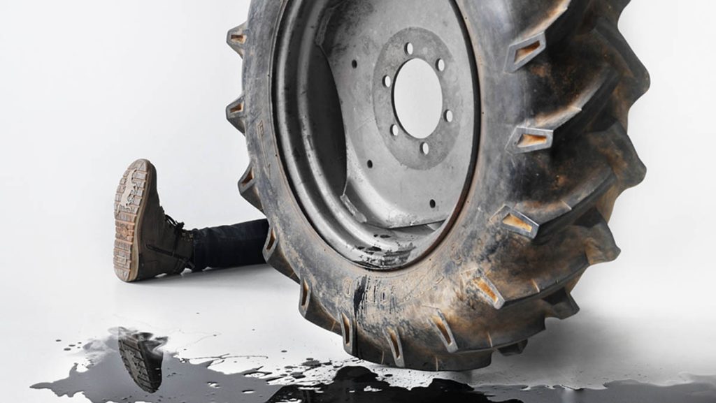 Kaja Clara Joo | PROSTHESIS (Stand der Dinge), Kinetische Installation, Traktorreifen, Motoren, Stahl, Latex, Kohlepigment, PVC- Schläuche, Bauschutt Maße ca. 900 x 250 x 300 cm, 2022 | © Kaja Clara Joo / Bildrecht Wien, 2022