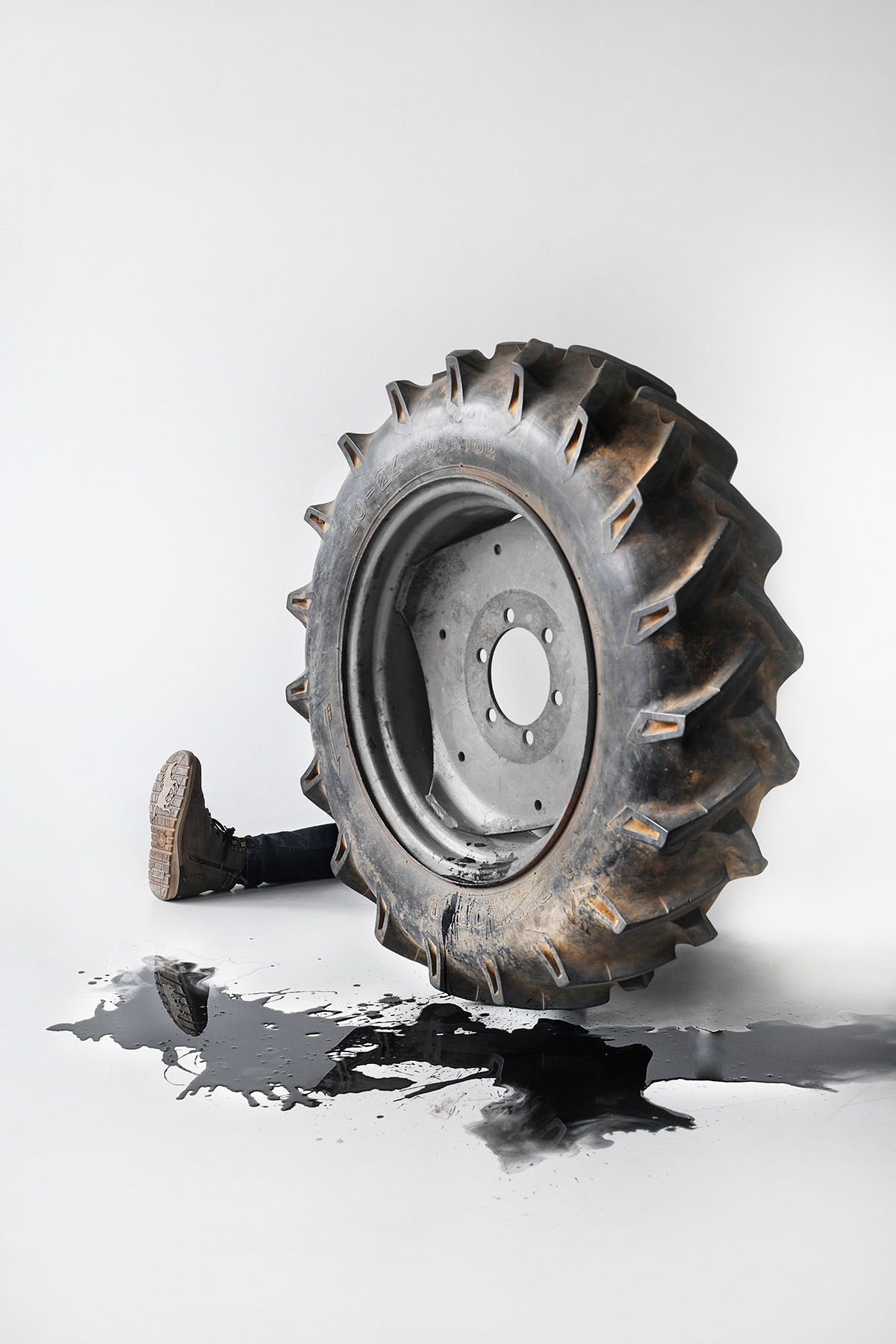 Kaja Clara Joo | PROSTHESIS (Stand der Dinge), Kinetische Installation, Traktorreifen, Motoren, Stahl, Latex, Kohlepigment, PVC- Schläuche, Bauschutt Maße ca. 900 x 250 x 300 cm, 2022 | © Kaja Clara Joo / Bildrecht Wien, 2022
