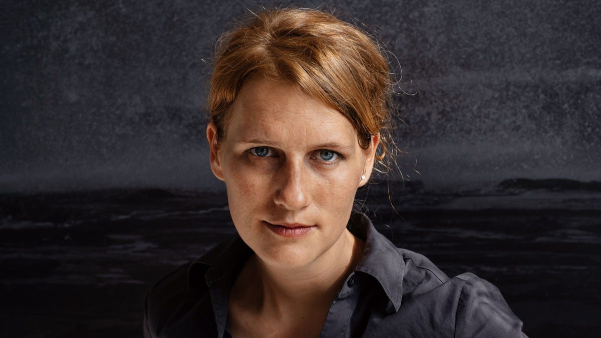 Digitales Zeitalter. Karen Irmer Portrait von Karen Irmer vor eigener Fotografie