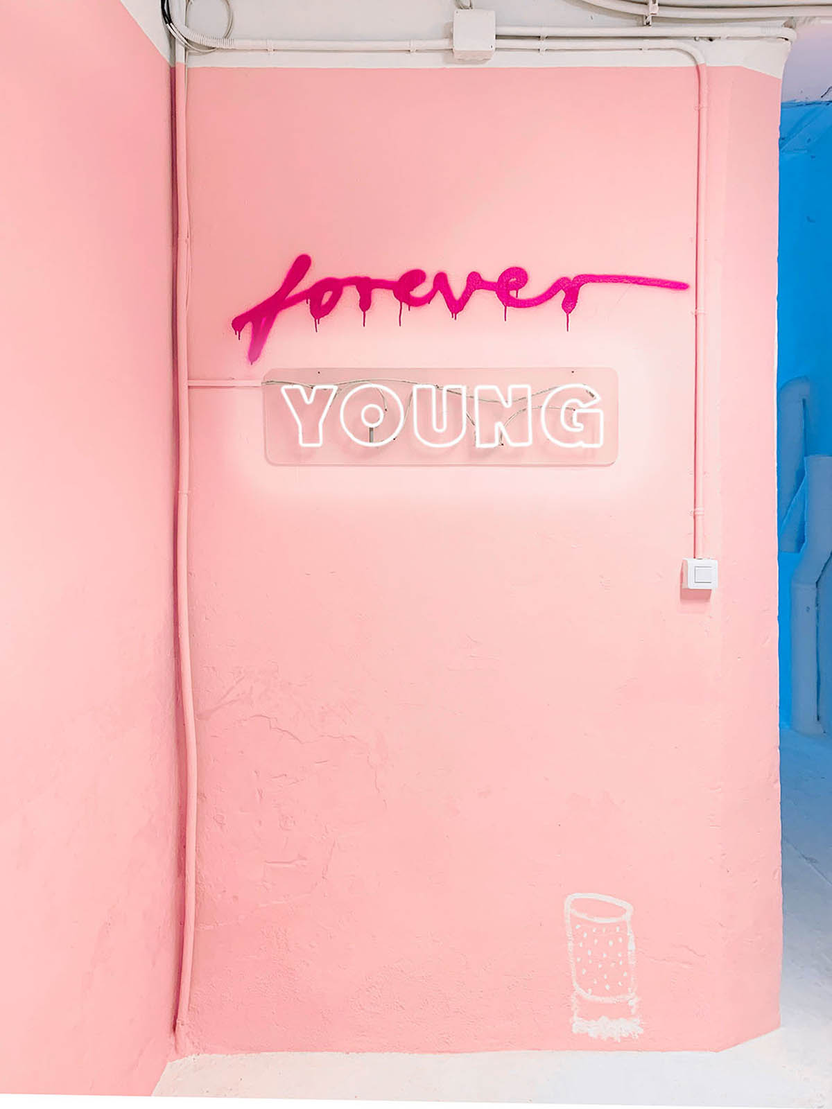 Ausstellungsansicht „forever YOUNG“ in der Uxval Gochez Galerie, Barcelona