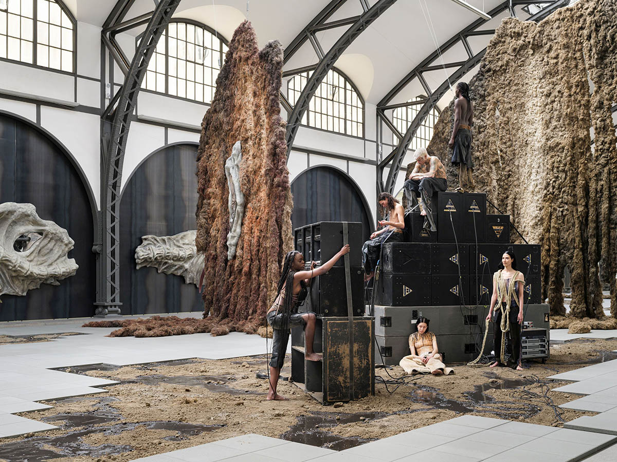 Klára Hosnedlová, CHANEL Commission: Klára Hosnedlová. embrace, 2025, Installationsansicht Hamburger Bahnhof – Nationalgalerie der Gegenwart, 1.5. – 26.10.2025 © Courtesy Artist, Kraupa-Tuskany Zeidler, White Cube / Nationalgalerie – Staatliche Museen zu Berlin, Zdeněk Porcal – Studio Flusser