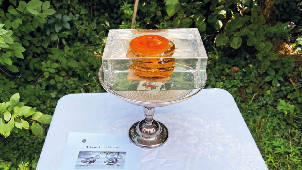 Cornelius Wildner, Vkusno i tochka (Schmeckt und Punkt), 2022, McDonald Big Mac, epoxy, sound, coaster