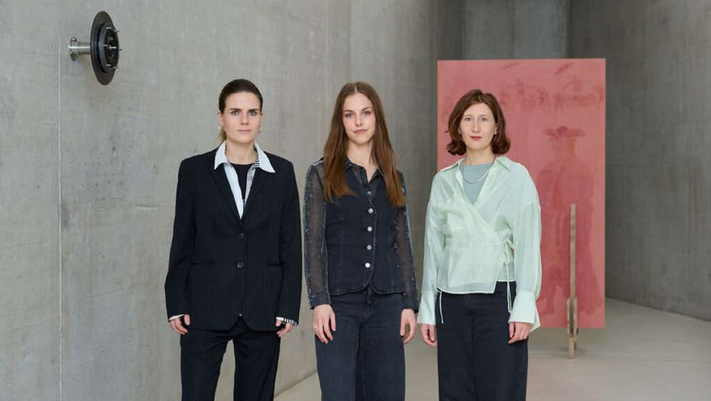 from left to right: Enya Burger, curator Jessica Aydin, and Teresa Linhard at KIT. Photo: Ivo Faber