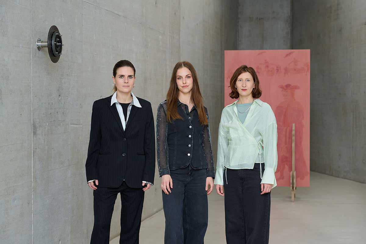 from left to right: Enya Burger, curator Jessica Aydin, and Teresa Linhard at KIT. Photo: Ivo Faber