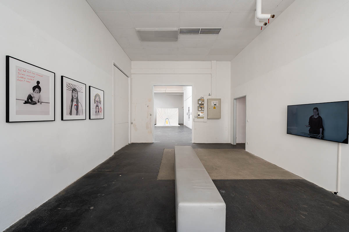 Ausstellungsansicht. INVISIBLE OBVIOUS kuratiert von Vera Grillmaier & Clara Grillmaier