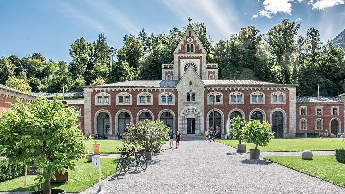 Die KunstAkademie Bad Reichenhall Die KunstAkademie Bad Reichenhall ist im Industriedenkmal Alte Saline aus dem 19. Jahrhundert untergebracht. Bildnachweis: Berchtesgadener Land Tourismus