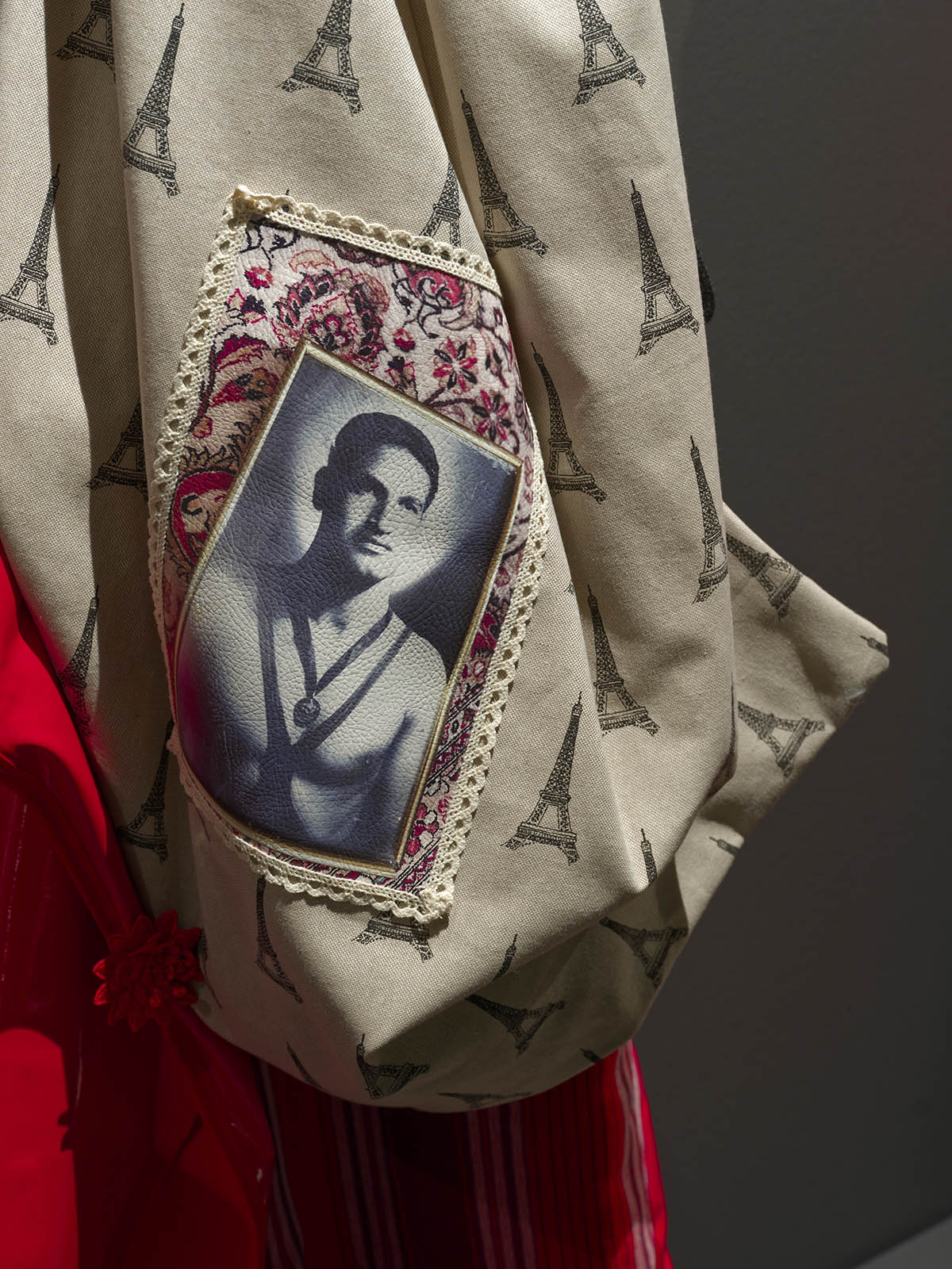 Chalisée Naamani, Who claims love? (Detail), 2025, Ausstellungsansicht Palais de Tokyo, 2025 Courtesy Ciaccia Levi, Paris/Mailand, © Bildrecht, Wien 2026, Foto: Aurélien Mole