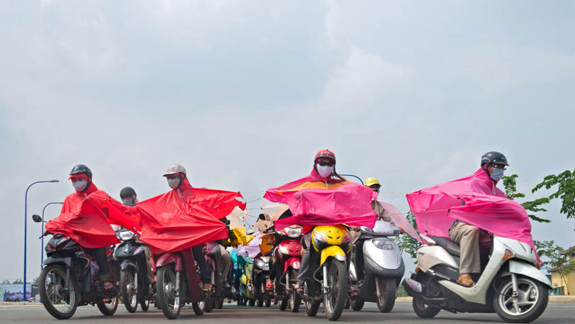 UuDam Tran Nguyen, Waltz of the Machine Equestrians, 2015, still from color video with sound, 5min