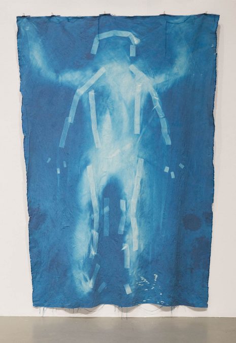 « Brückenperformancebelichtung », Cyanotypie auf Textil, 190 x 150 cm, 2020