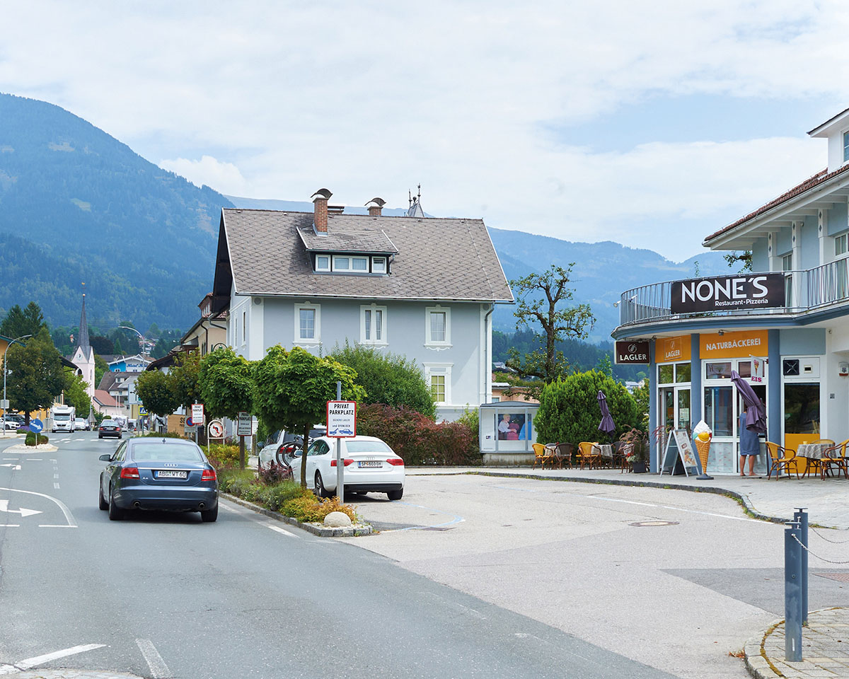 Marlene Heidinger, Hinterher II. 2023, oil on canvas, 90 x 125 cm